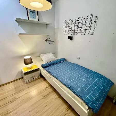 아파트 Forum Metro Wifi 1gbs 70'tv Netflix Hbo Appletv 바르샤바